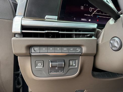 Used 2025 Cadillac Escalade ESV Premium Luxury w/ Touring Package AWD/4WD image 31