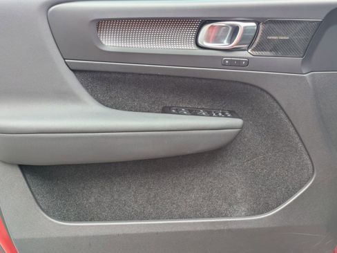 Used 2022 Volvo XC40 T5 R-Design w/ Advanced Package image 11