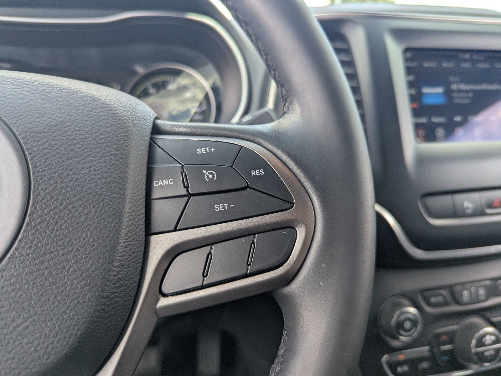 Used 2020 Jeep Cherokee Latitude Lux w/ Comfort/Convenience Group FWD image 33