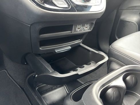 Used 2025 Chrysler Pacifica Select image 36