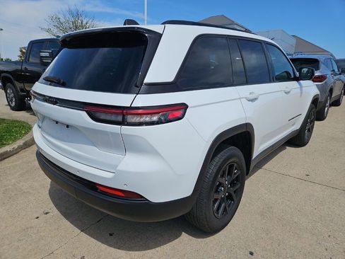 Used 2025 Jeep Grand Cherokee Altitude AWD/4WD image 3