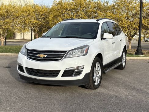 Used 2017 Chevrolet Traverse LT w/ Style and Technology Package FWD image 3