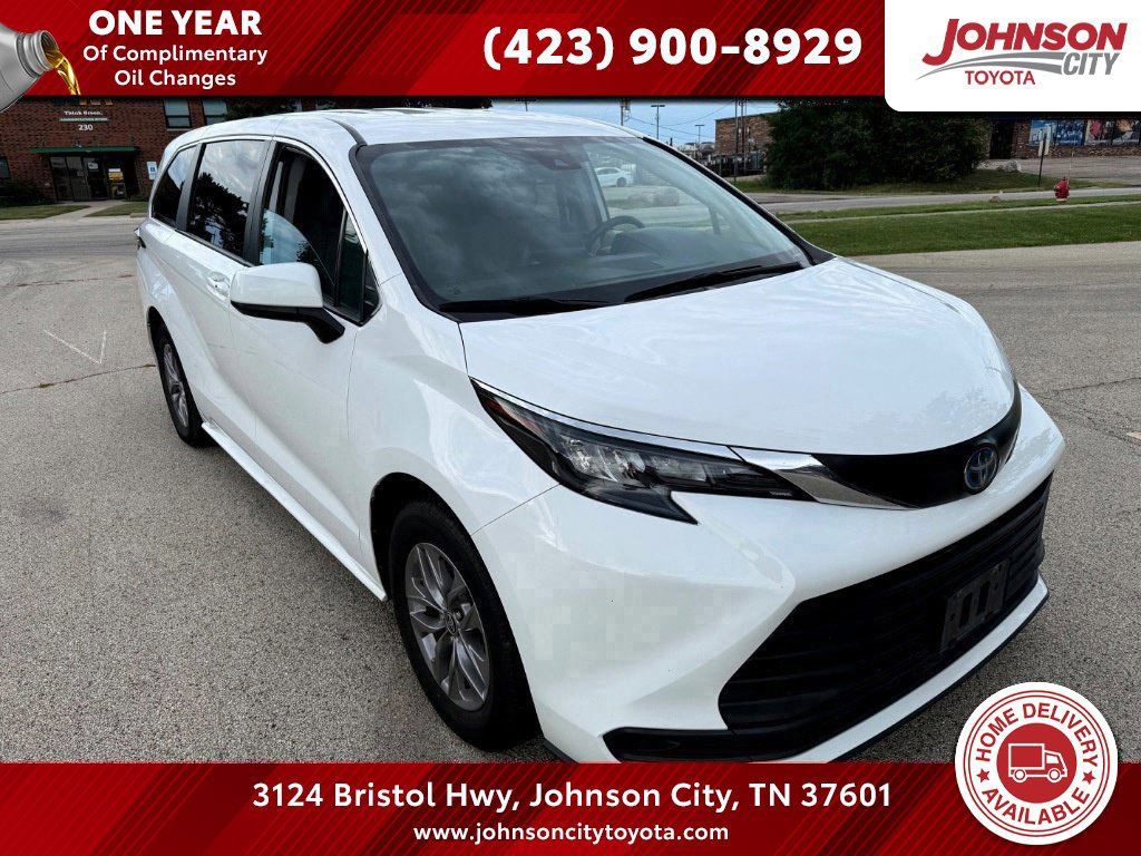 Used 2024 Toyota Sienna LE FWD image 1