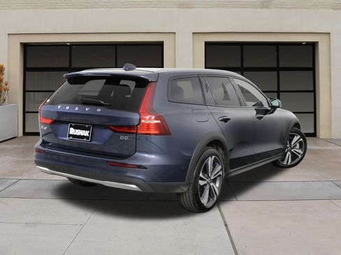 Certified 2025 Volvo V60 B5 Cross Country Plus image 4