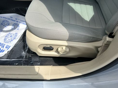 Used 2016 Ford Taurus SE FWD image 11