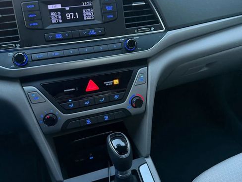 Used 2017 Hyundai Elantra SE image 12