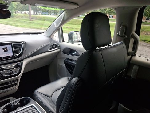 Certified 2022 Chrysler Pacifica Touring-L AWD/4WD image 17