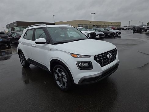 New 2025 Hyundai Venue SEL image 4