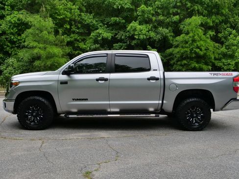 Used 2018 Toyota Tundra SR5 w/ TRD Off Road Package AWD/4WD image 33