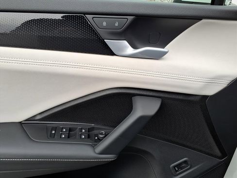 Used 2025 Volkswagen Tiguan SE image 17