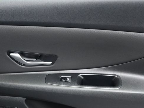 Used 2025 Hyundai Elantra Limited FWD image 14