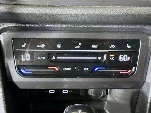 Used 2022 Volkswagen Tiguan SE w/ Panoramic Sunroof Package FWD image 23