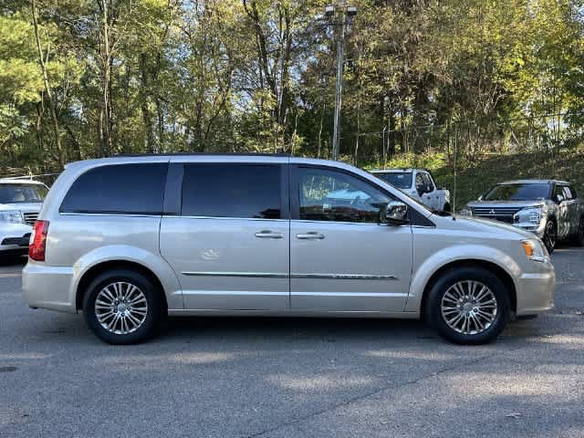 Used 2014 Chrysler Town & Country Touring-L FWD image 3