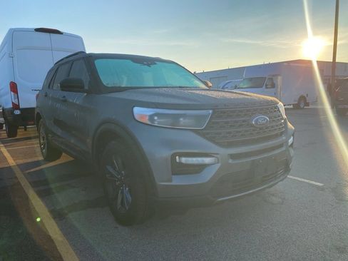 Used 2022 Ford Explorer XLT w/ Equipment Group 202A AWD/4WD image 4