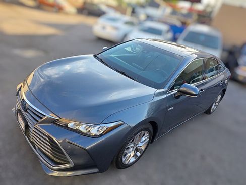 Used 2019 Toyota Avalon XLE w/ Moonroof Package FWD image 2