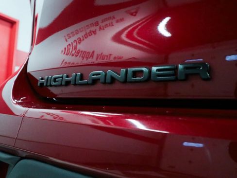 Used 2023 Toyota Highlander LE image 29