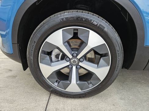 Certified 2024 Volvo XC40 B5 Plus w/ Climate Package AWD/4WD image 9