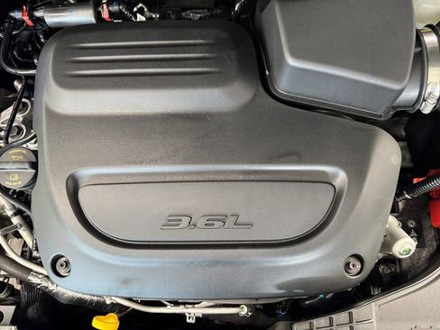 Used 2027 Chrysler Pacifica Select AWD/4WD image 7