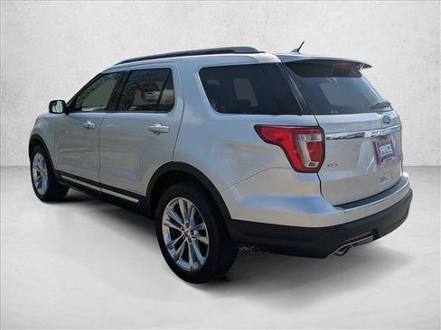 Used 2018 Ford Explorer XLT w/ Equipment Group 202A FWD image 8