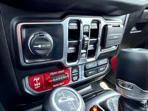 Used 2025 Jeep Wrangler Unlimited Rubicon AWD/4WD image 15
