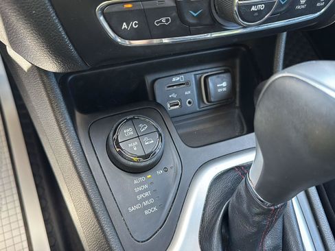 Used 2015 Jeep Cherokee Trailhawk w/ Comfort/Convenience Group AWD/4WD image 14