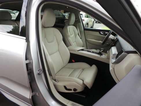 Used 2019 Volvo XC60 T5 Momentum w/ Premium Package AWD/4WD image 16