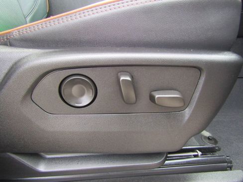 Used 2025 GMC Yukon XL AT4 w/ AT4 Premium Package AWD/4WD image 38