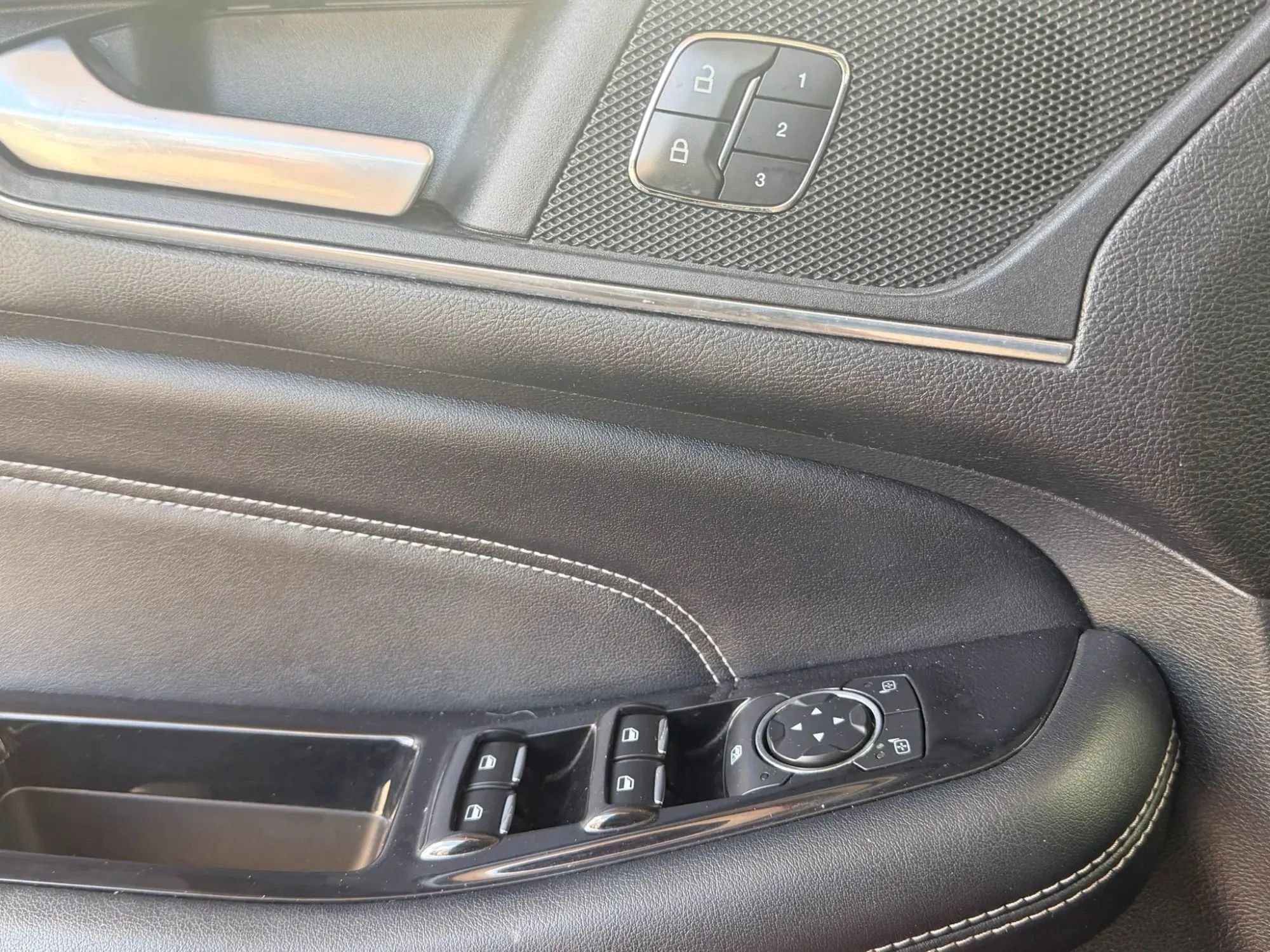 Used 2016 Ford Edge Titanium FWD image 18