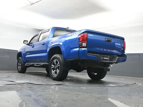 Used 2018 Toyota Tacoma TRD Sport image 29