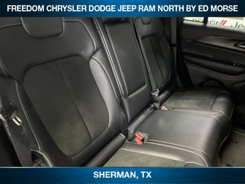 Used 2025 Jeep Grand Cherokee Altitude image 11