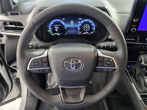 Used 2025 Toyota Sienna Platinum image 18