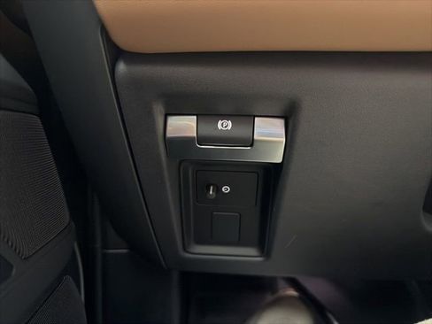 Used 2025 Land Rover Defender 110 X-Dynamic SE image 28