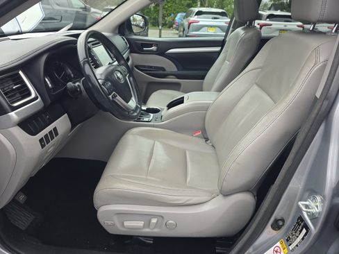 Used 2015 Toyota Highlander XLE AWD/4WD image 16