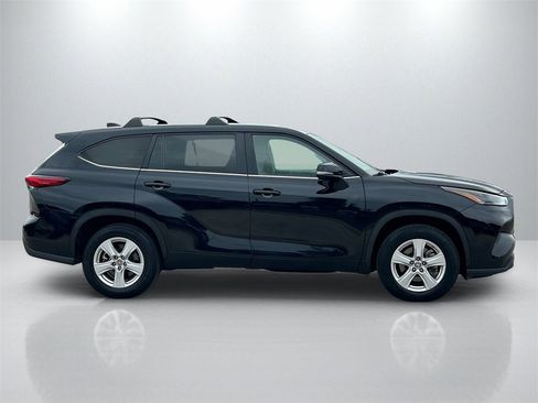 Used 2023 Toyota Highlander LE image 4