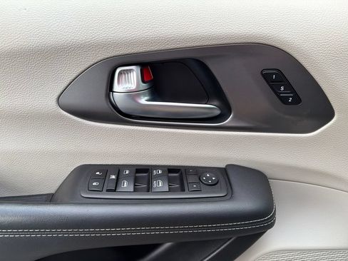 Used 2023 Chrysler Pacifica Touring-L FWD image 24