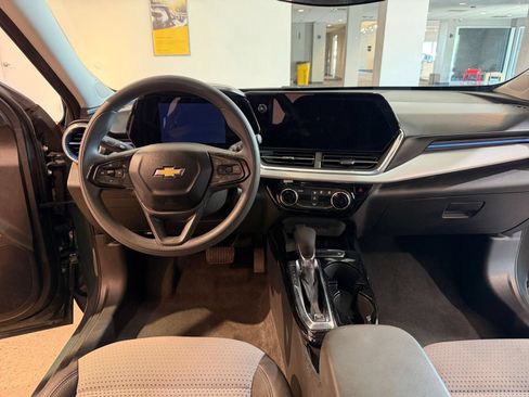 Used 2025 Chevrolet Trax LT FWD image 33