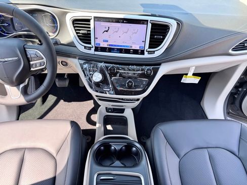 Used 2023 Chrysler Pacifica Touring-L FWD image 25