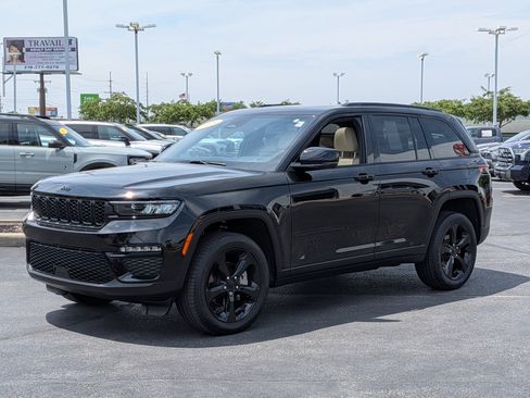 Used 2023 Jeep Grand Cherokee Limited w/ Black Appearance Package AWD/4WD image 4