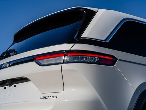 Used 2025 Jeep Grand Cherokee Limited image 14