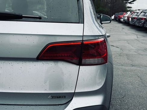 Used 2022 Volkswagen Taos SE w/ Driver Assistance Package image 8