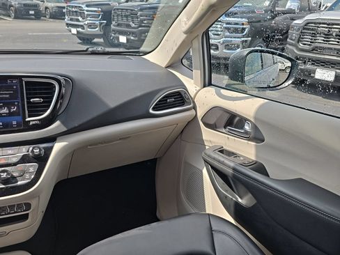 Used 2023 Chrysler Pacifica Touring-L FWD image 16
