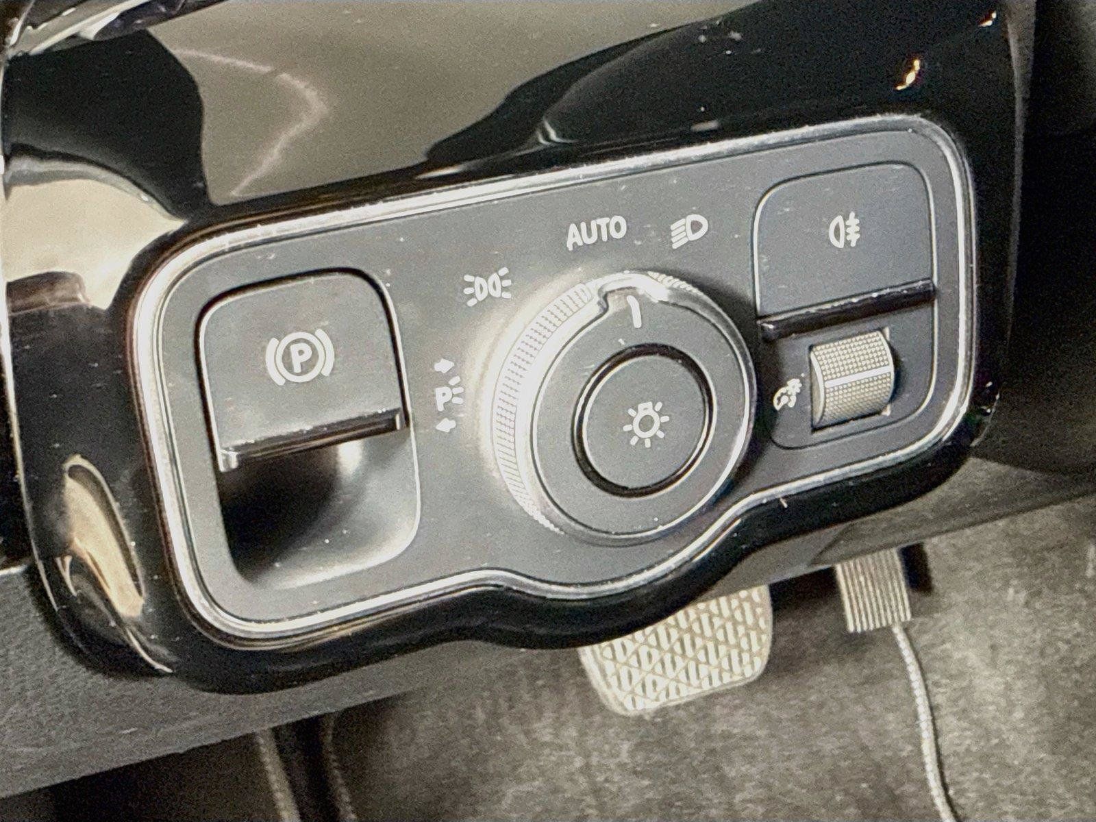 Used 2022 Mercedes-Benz A 220 image 13