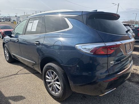 Used 2023 Buick Enclave Essence image 4