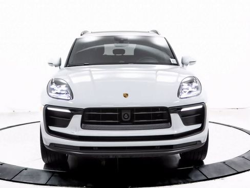 Certified 2025 Porsche Macan image 10