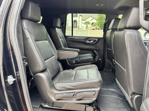 Used 2022 Chevrolet Suburban LT w/ Luxury Package RWD image 20