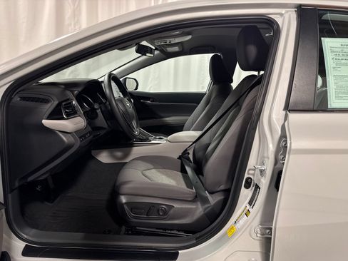 Used 2022 Toyota Camry LE FWD image 3