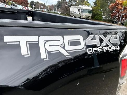 Certified 2022 Toyota Tacoma TRD Off-Road image 9