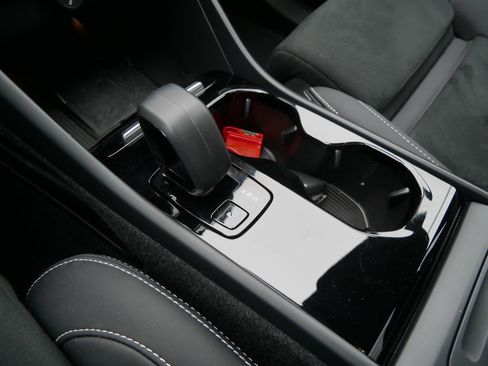 Certified 2023 Volvo XC40 Recharge Ultimate image 18