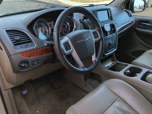 Used 2014 Chrysler Town & Country Touring-L w/ Driver Convenience Group image 2