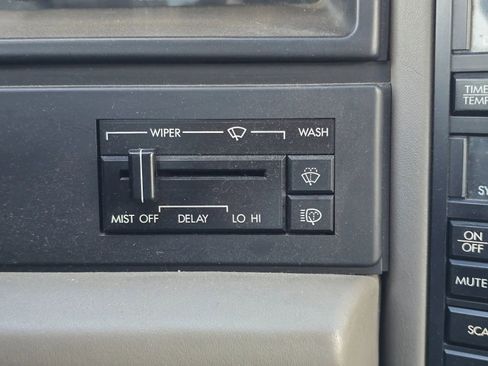 Used 1993 Cadillac Allante FWD image 16